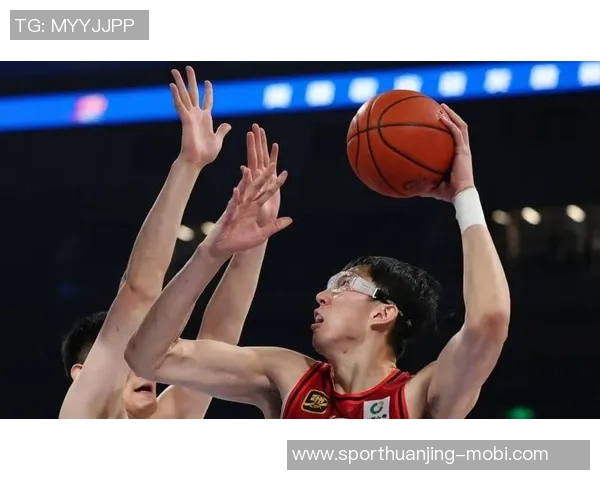 周琦表现惊艳豪华两双助力球队赢得比赛展现超强统治力